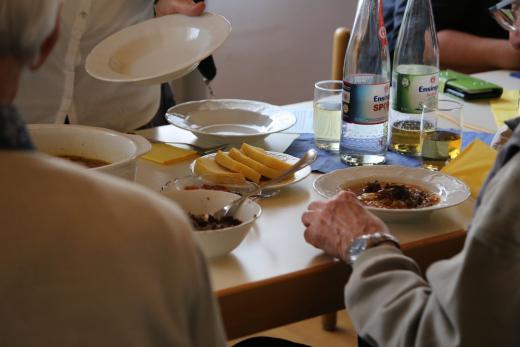 Mittagessen_mit_Borscht,_Mamlik_und_Pfeffersoss.jpg