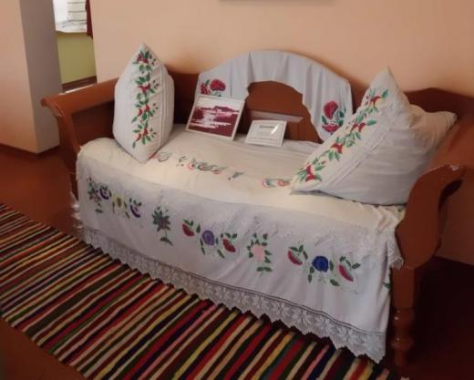 13sofa_mit_bestickten_decken.jpg