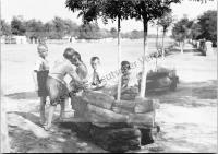  Postkarte - Friedensfeld, Buben auf der Dorfstraße