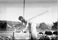  Postkarte - Tarutino, Mädchen am Brunnen