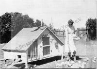  Postkarte - Kükenfüttern vor dem Kükenhaus