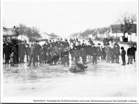  Postkarte - Vergnügliches Schlittschuhlaufen nach einer Überschwemmung auf der Dorfstraße in Sarata