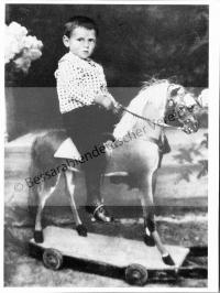  Postkarte - Wunschtraum jedes Buben zu Weihnachten, ein "Reitpferd"