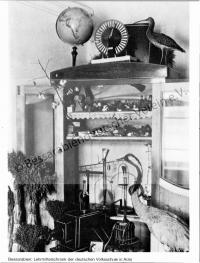  Postkarte - Lehrmittelschrank der deutschen Volksschule in Arzis