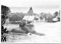  Postkarte - Beim Dreschen, vorne Pferde am Schöpfbrunnen