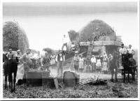  Postkarte - Dreschen mit der Dreschmaschine