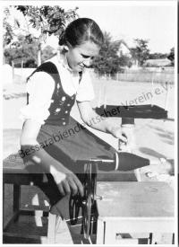  Postkarte - Beresina, Mädchen beim Spulen